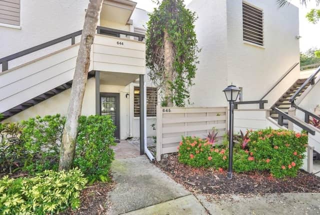 645 WOODLAWN DR photo