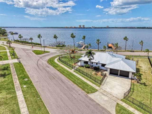 1822 RIVERSIDE DR E photo