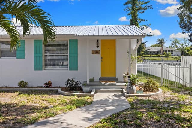 704 69TH AVE W photo