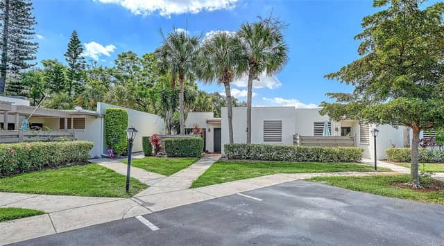 664 WOODLAWN DR photo