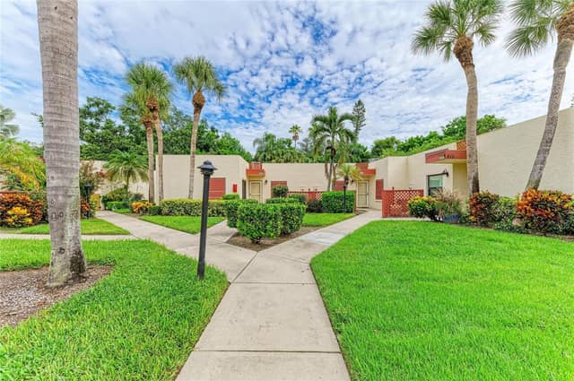 813 SPRING LAKES BLVD photo