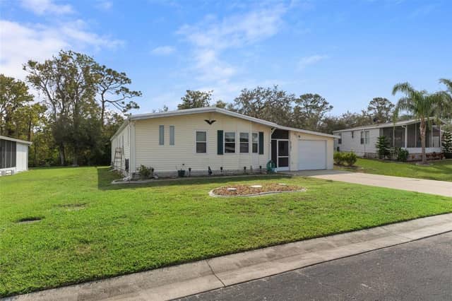 5181 FOREST GLENN DR photo