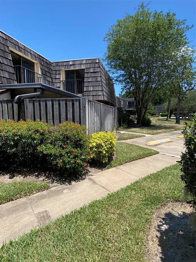 1004 ROYAL OAK BLVD photo