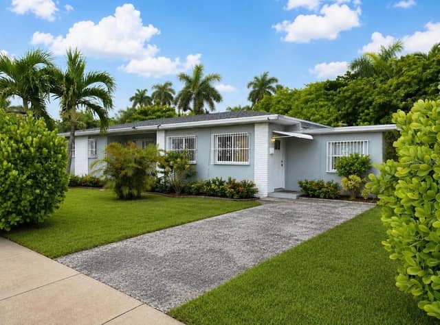 8230 N BAYSHORE DR photo
