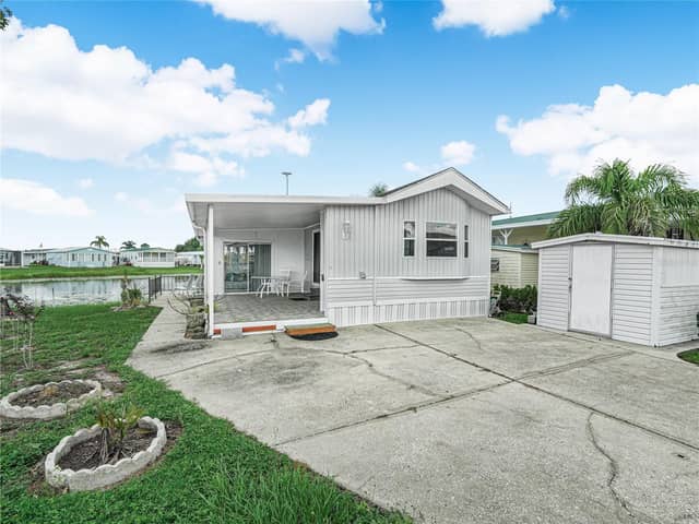 13 RED QUILL CIR photo
